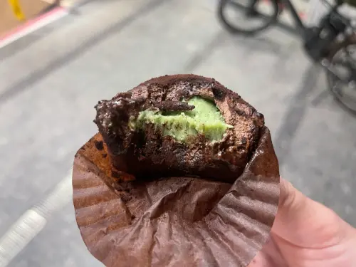 ▲開心果內餡顏色較鮮豔，但味道卻較淡，容易被巧克力味道給蓋住。（圖／記者陳雅雲攝）