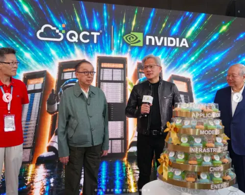 黃仁勳根本最強帶貨王！背娃包逛展被拍　同款AI機器人未上市爆紅
