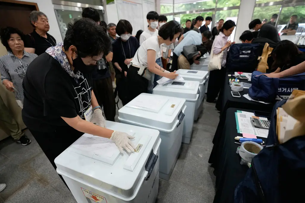 ▲韓國3日舉行全國地方選舉，這也是總統李在明上任後首場大選，被視為是執政「期中考」。圖為韓國國家選舉委員會官員正在檢查投票箱。（圖／美聯社／達志影像）