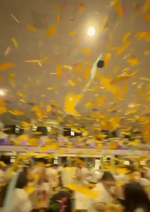 ▲學生以古仔紙取代傳統彩帶慶祝畢業，民俗專家提醒，古仔紙在傳統習俗中具有祭祀用途。（圖／翻攝Threads）