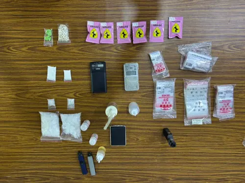 ▲員警當場查獲喪屍煙彈多種毒品，依妨害公務及違反毒品危害防制條例法辦，並建請檢方聲押洪男。（圖／記者郭凱杰翻攝）