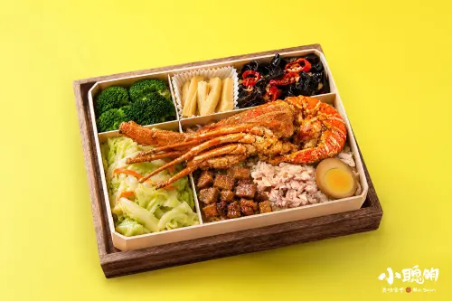 ▲「林聰明沙鍋魚頭」以全新國民食堂品牌「小聰明食堂 Mini Smart」到場，推出多款便當包含「聰明龍蝦雞滷飯便當」。（圖／林聰明沙鍋魚頭提供）