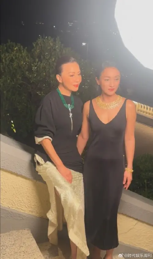 ▲劉嘉玲（左）和周迅（右）難得同框，兩人散發出霸氣又溫柔的大女主氣場。（圖／翻攝自微博）