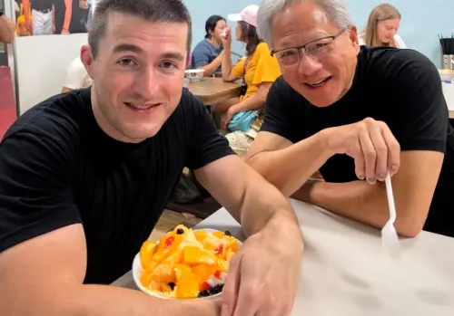 黃仁勳想偷吃路人芒果冰！他雙手抱住護食　粉笑歪：把店買下來