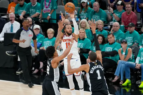 ▲紐約尼克當家主控布朗森（Jalen Brunson）全場狂轟30分，其中19分集中在下半場，完美接管第四節，率隊完成驚天逆轉。（圖／路透／達志影像）