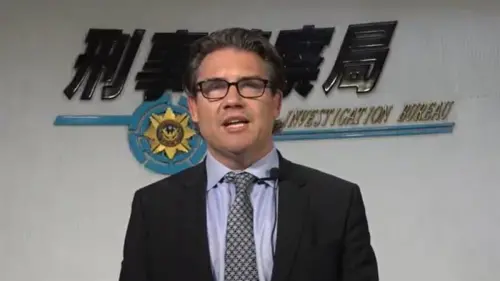 ▲美國國土安全調查署駐台辦公室主任盛偉安，稱解送劉喬安返台是美台合作打擊跨國犯罪、維護正義的努力中，寫下重要的一頁。（圖／翻攝畫面）