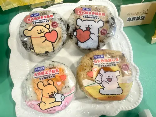 ▲3款換上療癒小狗包裝的圓形飯糰，包含人氣商品「石安牧場溏心蛋飯糰」、「炙燒明太子鮭魚飯糰」以及全新商品「韓式鮪魚拳頭飯糰」。（圖／記者鍾怡婷攝）