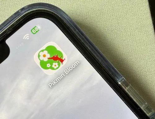 ▲手機用久後電池老化是正常現象，尤其像《皮克敏》這類需要定位、背景活動、螢幕長時間開啟的遊戲，容易增加耗電與發熱感。。（圖／記者周淑萍攝）