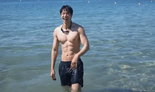 劉以豪胸肌比臉還大！超猛脫衣照狂吸11萬人按讚：看不出快40歲