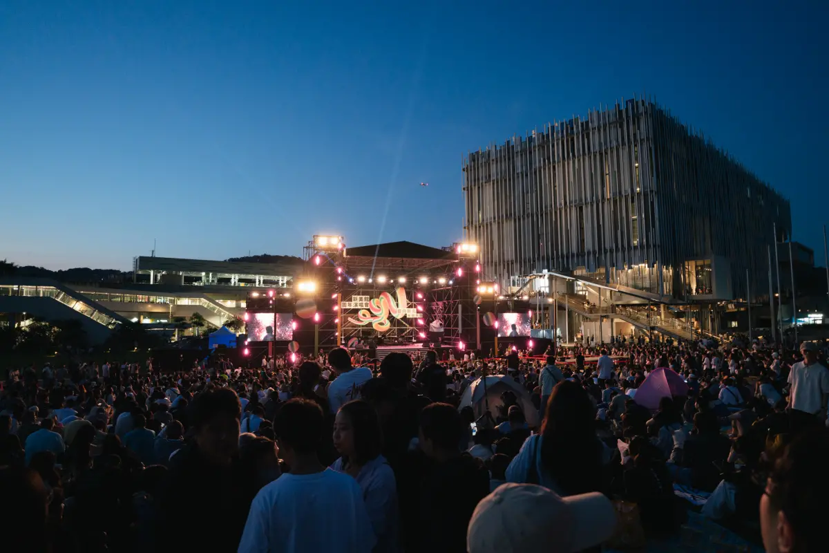 ▲6月20日至7月12日在新北市美術館，將推出《海山夜行－新北市美術館建築光雕暨聲光環境劇場》，以建築光雕結合聲光環境劇場形式，打造長達10分鐘的沉浸式夜間體驗。（圖／新北文化局提供）