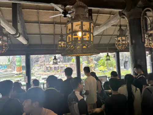▲六福村人氣設施「急流泛舟」，在周六近午時的排隊人潮，約排30分鐘左右。（圖／記者潘毅攝）
