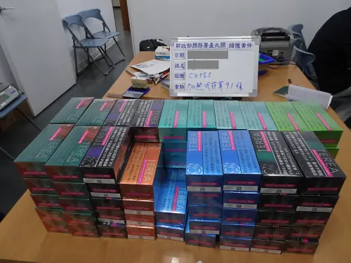 ▲台北關海關查獲旅客自海外非法攜帶入境的未審核通過加熱菸菸彈。衛福部提醒不論是電子煙或未通過健康風險評估之產品皆不得帶回台，若經查獲依現行菸害防制法最高可重罰500萬元，未來更研擬祭出持有罰10萬重懲。（圖／基隆市衛生局提供）