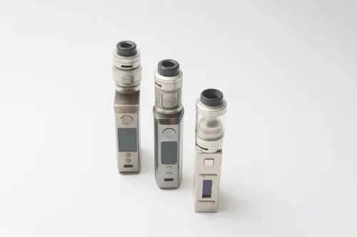 ▲電子煙（圖）全面禁用！國人務必看清楚法規，它在台灣從未合法。衛福部擬修法祭出持有罰10萬重罰，切勿與合法加熱菸混淆。（圖／取自Pexels）