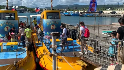 ▲「觀珊望海」搭乘下潛至海平面下的半潛艇觀察屏東恆春半島豐富海洋資源，一探令人驚艷的珊瑚礁生態。（圖／屏東海生館提供）