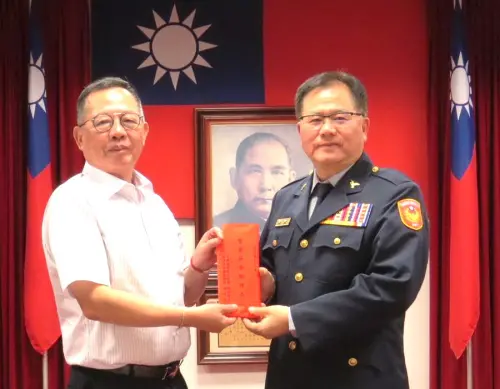 ▲中華民國警察之友總會高雄港警察之友會主任委員謝龍隱(左)致送高雄港務警察總隊每位同仁全聯禮券，以鼓舞員警工作士氣，由高雄港務警察總隊總隊長廖國政(右)代表接受。(圖／高雄港務警察總隊提供)