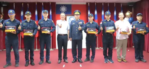 ▲高雄港警察之友會主任委員謝龍隱(左4)頒發獎勵金，以及深具紀念意義的警艇模型與獎牌，給今年模範警察及績優同仁，以資鼓勵。(圖／高雄港務警察總隊提供)