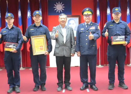 ▲台灣港務公司總經理王錦榮(中)頒發獎勵金，以及深具紀念意義的警艇模型與獎牌，給今年模範警察及績優同仁，以資鼓勵。(圖／高雄港務警察總隊提供)