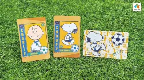 ▲「SNOOPY 足球系列平面一卡通」以復古球員卡風格打造史努比與查理布朗足球造型設計。（圖／一卡通公司提供）
