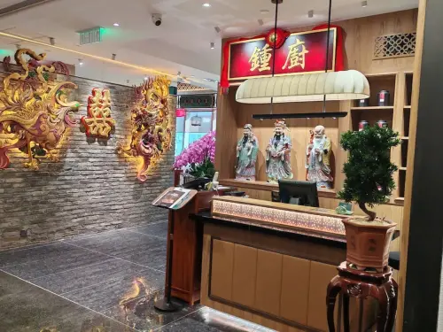 ▲香港茶樓天花板驚見巨鼠，網友嚇到PTSD（圖／香港Threads）