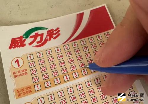 ▲威力彩選號主要分成兩區，首先需從第一選號區中的01～38的號碼中任選6個號碼，再從第二選號區中的01～08的號碼中任選1個號碼進行投注，每注投注金額為100元。（圖／記者潘毅攝）