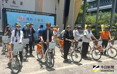▲產業園區管理局與高雄市政府交通局舉辦企業捐贈高雄市公共自行車YouBike活動，與會人員試騎高雄市公共自行車YouBike。(圖／記者黃守作攝)