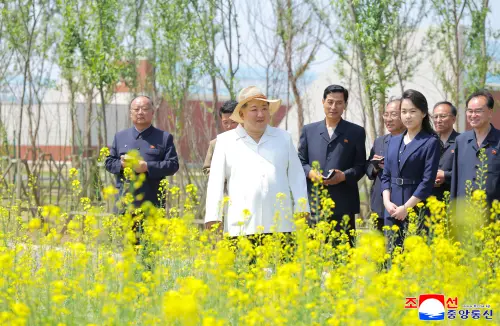 ▲金主愛5月31日陪同父親金正恩前往新義州溫室農場視察。（圖／達志影像）