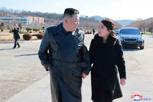▲2022年11月，金正恩帶著二女兒金主愛在「火星-17型」飛彈發射車前亮相，與軍方拍攝紀念合照。（圖／路透）