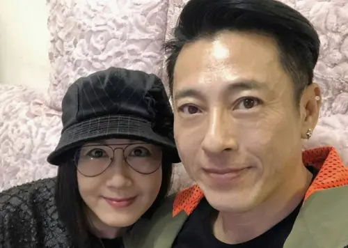 ▲呂頌賢（右）和麥景婷（左）結婚多年沒生小孩，卻一直很恩愛。（圖／翻攝自麥景婷微博）