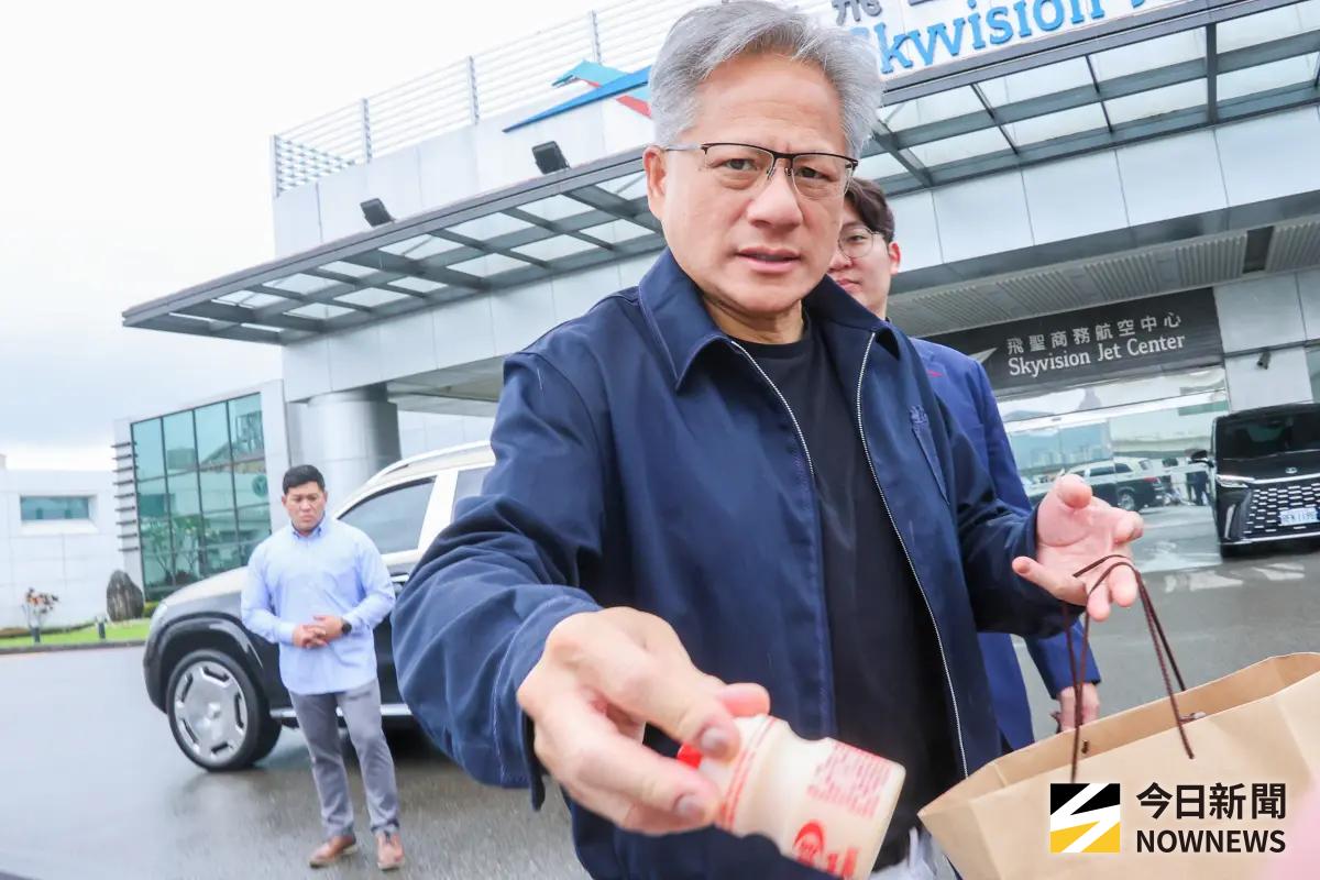 ▲輝達（NVIDIA）執行長黃仁勳近日又訪台，出席台北國際電腦展（Computer），也有許多私人行程，不管到哪身邊都是簇擁許多粉絲。（圖／記者趙文彬攝影）