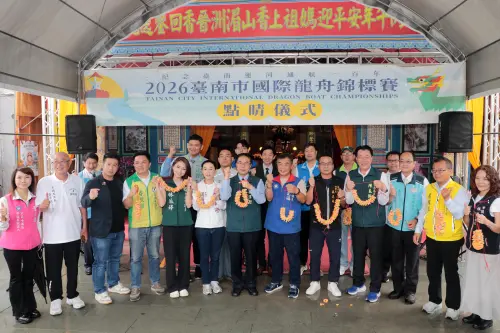 ▲2026台南市國際龍舟錦標賽點睛儀式今天於安平開台天后宮舉行，市府團隊與民意代表、地方貴賓共同為賽事祈福。(圖／南市府提供)