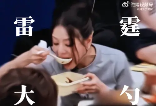 ▲江語晨不顧形象拿超大湯匙吃飯。（圖／微博＠河北長城網）