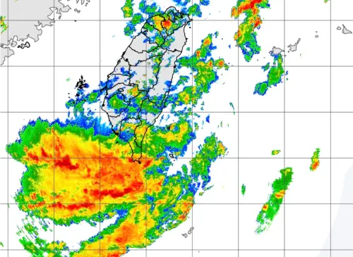低壓雨區快蓋住全台！北中南共17縣市「大雨特報」　雨停時間出爐