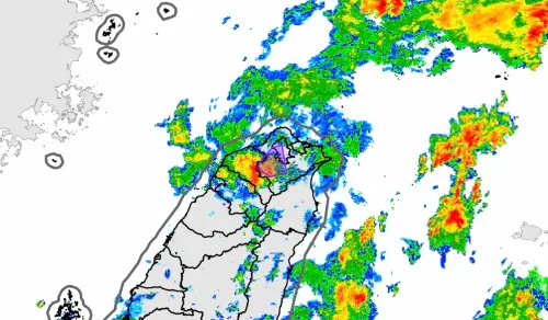 ▲臺北市、新北市、桃園市有短延時強降雨發生，並伴隨較強陣風、閃電落雷。（圖／翻攝自中央氣象署）