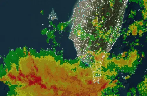 熱帶擾動卡在高雄沿岸！大台北午後雷雨開轟　下到入夜全台一片藍