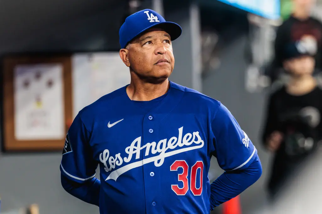▲大谷在9局上半雙方2：2平手時，一度在休息區拿起球棒熱身準備，但最終仍未踏上打擊區。賽後，道奇總教練羅伯斯（Dave Roberts）親自揭密了這場調度的背後考量。（圖／美聯社／達志影像）