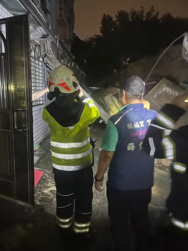    ▲桃園市龜山區楓樹國小圍牆突然倒塌，壓到附近民宅引發瓦斯外洩疑慮。（圖／翻攝自里長薛仁岳Threads@s0963444522）  