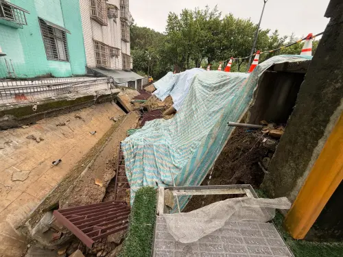 ▲目前已緊急在坡面覆蓋帆布、設臨時擋土等措施，嚴防降雨造成二次災害。（圖／翻攝自里長薛仁岳Threads＠s0963444522）
