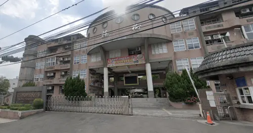 驚人畫面曝！桃園楓樹國小「牆崩壓民宅」　水務局：絕非無故延宕