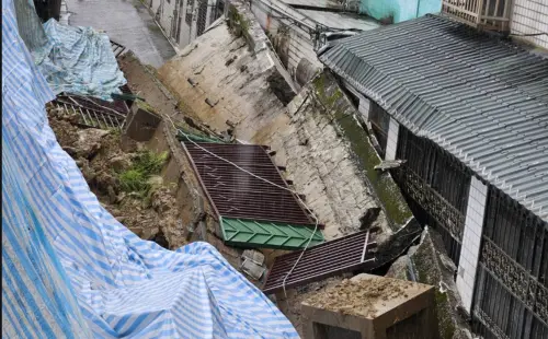 驚人畫面曝！桃園楓樹國小「牆崩壓民宅」　疑早有結構疑慮