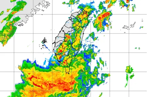 下班路快變瀑布！新北、屏東17縣市「豪雨特報」　暴雨持續到入夜
