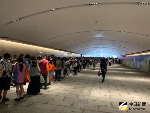 ▲統一獅與三麗鷗推出聯名商品，大巨蛋與國父紀念館地下通道現場擠滿排隊的人潮。（圖／記者陳柏翰攝,2026.6.5）