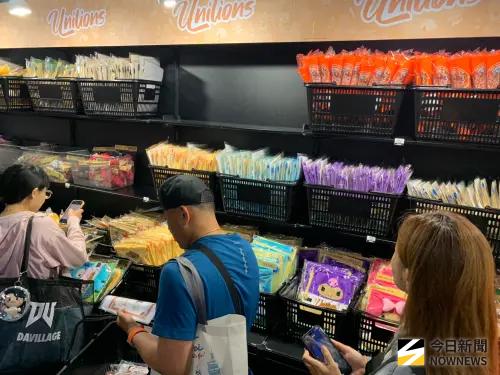 ▲統一獅與三麗鷗聯名商品，據商品部人員表示，零錢包、娃娃吊飾、束口袋選購率相當高。（圖／記者陳柏翰攝,2026.6.5）
