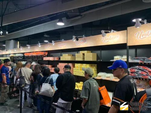 ▲統一獅大巨蛋主題日與三麗鷗推出聯名商品，吸引近千名球迷排隊選購。（圖／記者陳柏翰攝,2026.6.5）