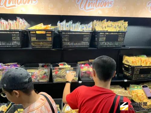 ▲統一獅與三麗鷗聯名商品，據商品部人員表示，零錢包、娃娃吊飾、束口袋選購率相當高。（圖／記者陳柏翰攝,2026.6.5）