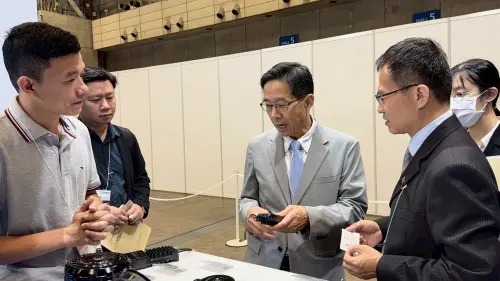 ▲中市府經發局長張峯源參訪力山工業展位，了解產品技術優勢(圖／經發局提供2026.6.5)