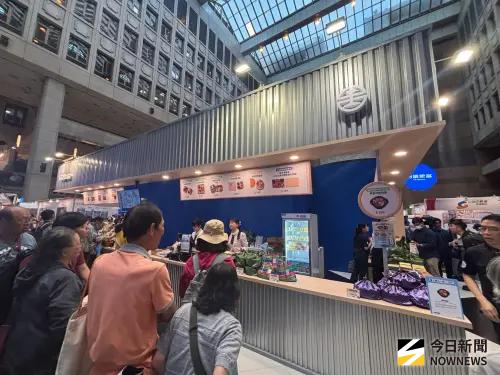 ▲台鐵在鐵路便當節推出多款限定餐盒，包括鰻香豐味木盒便當、石分鰻意木盒便當，以及融合港式工藝的匠心食藝－珍饌羽珠燒雞蒸籠便當與海陸雙饗蒸籠便當。（圖／記者李青縈攝）