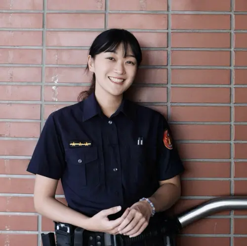 高雄正妹女警辭職「宣布參選里長」！萬人讚爆喊：人美又親切