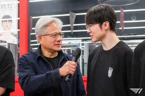 ▲黃仁勳與 Faker近距離交流，先前傳出雙方有望見面的消息，不到一天便正式成真。（圖／T1）