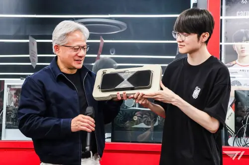 ▲黃仁勳與 Faker共同展示簽名版 GeForce RTX 5090，成為活動現場亮點之一。（圖／T1）