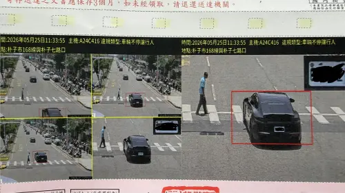 ▲一名駕駛行經路口時自己直行方向為綠燈，結果一名行人闖紅燈走在斑馬線上，該名駕駛慘吞6000元「未禮讓行人」罰單，讓他非常傻眼。（圖/台灣罰單/交通/違規討論區）